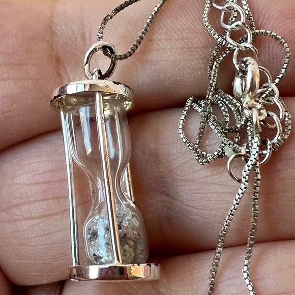 VINTAGE HOURGLASS SAND CLOCK PENDANT CHAIN NECKLACE SILVERTONE METAL VERY UNIQUE - Picture 1 of 16